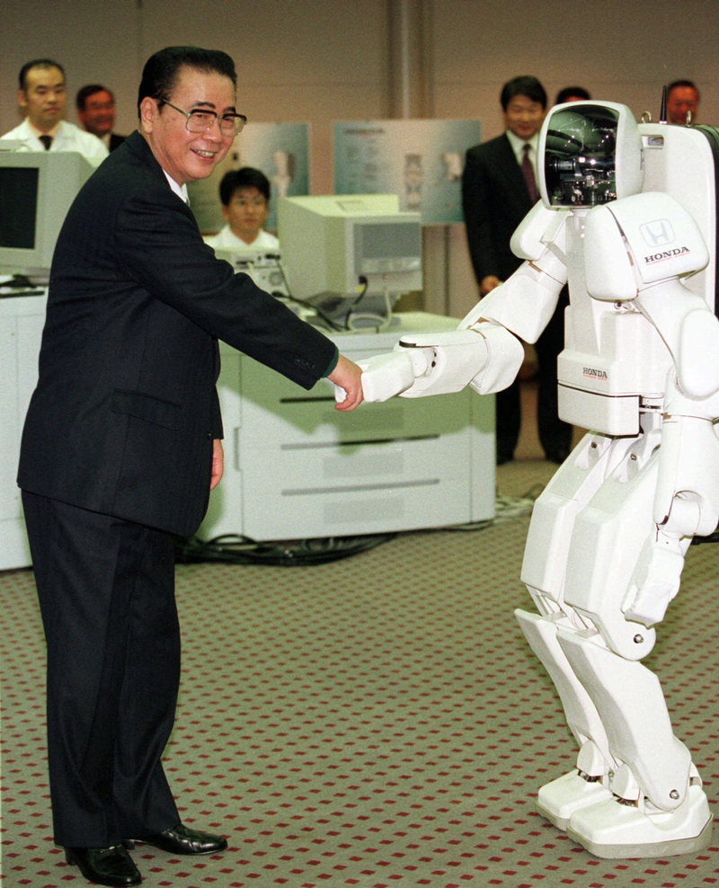 Illustration for article titled Politicians Shaking Hands With Robots, Ranked